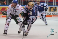 Andrew LeBlanc (Augsburg Panther) gegen Bobby Raymond (Iserlohn Roosters)Iserlohn Roosters gegen Eisbaeren Berlin in der Deutschen Eishockey Liga, Iserlohn am 6.10.2019