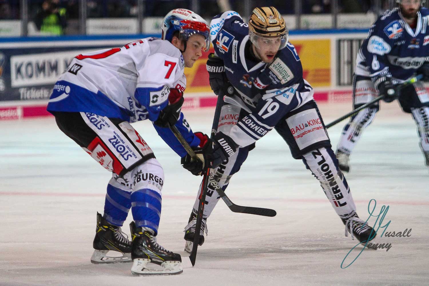 Kyle Sonnenburg Schwenninger Wild Wings gegen Julian Lautenschlager (Iserlohn Roosters) Iserlohn Roosters gegen Schwenninger Wild Wings in der Deutschen Eishockey Liga, Iserlohn am 17.01.2020