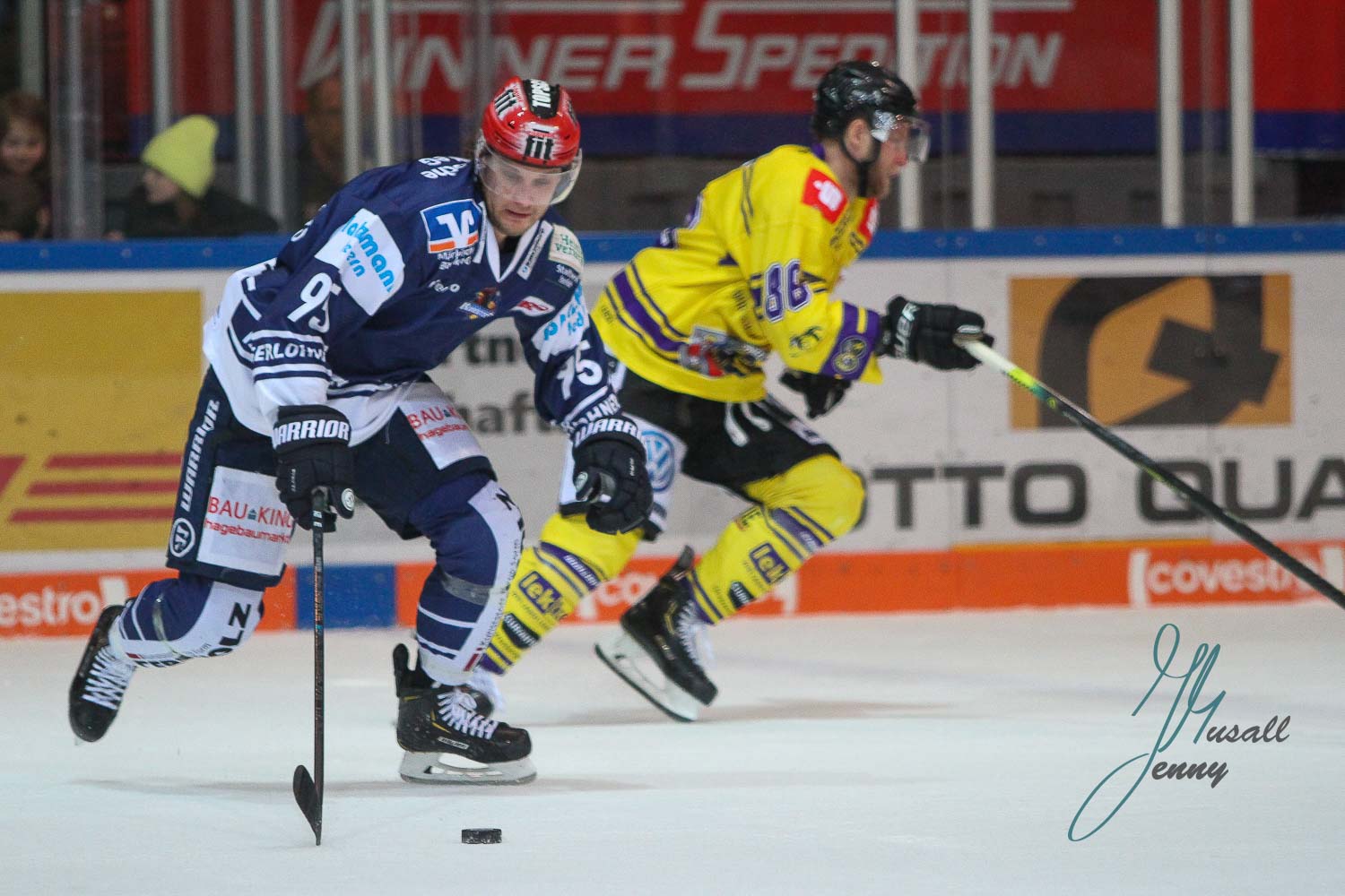 Jamison MacQueen (Iserlohn Roosters) gegen Martin Schymainski (Krefeld Pinguine) Iserlohn Roosters gegen Krefeld Pinguine in der Deutschen Eishockey Liga, Iserlohn am 16.02.2020