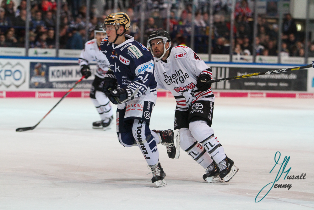 Alexander Blank (Iserlohn Roosters) gegen Juston Fontaine (Koelner Haie) Iserlohn Roosters gegen Koelner Haie in der Deutschen Eishockey Liga, Iserlohn am 23.02.2020