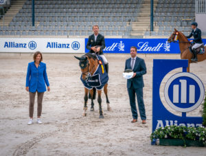 Dem Sieger gratulieren Oliver Leber, Leitung Vertriebsdirektion Köln der Allianz und Stefanie Peters, Präsidentin des Aachen-Laurensberger Rennvereins e.V.. Foto: Aachen International Jumping/ Arnd Bronkhorst