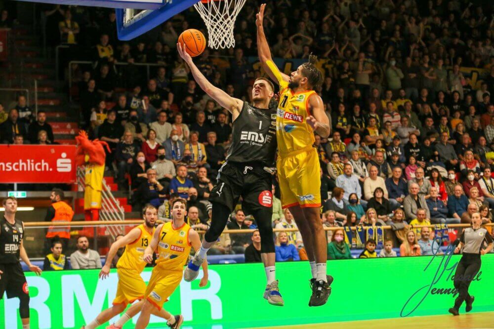 Justinas Ramanauskas (Nuernberg Falcons) und Marvin Omonigho Omuvwie (Phoenix Hagen)