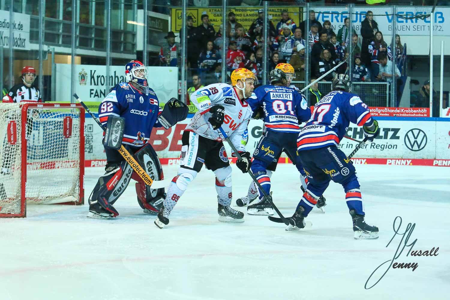 Andreas jenike (Iserlohn Roosters), Antti Tyrvaeinen (Fischtown Pinguins Bremerhaven), Torsten Ankert (Iserlohn Roosters) und Tim Bender (Iserlohn Roosters) vorm Tor.