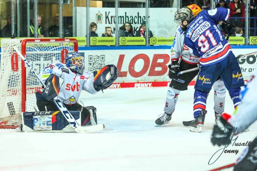 Stefan Niklas Svedberg (Fischtown Pinguins Bremerhaven) und Kaspars Daugavins (Iserlohn Roosters)