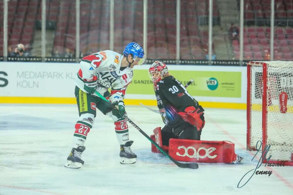 Adam Johnson (Augsburger Panther) und Mirko Pantkowski (Koelner Haie) vorm Tor (Foto:Jenny Musall/DeFodi)