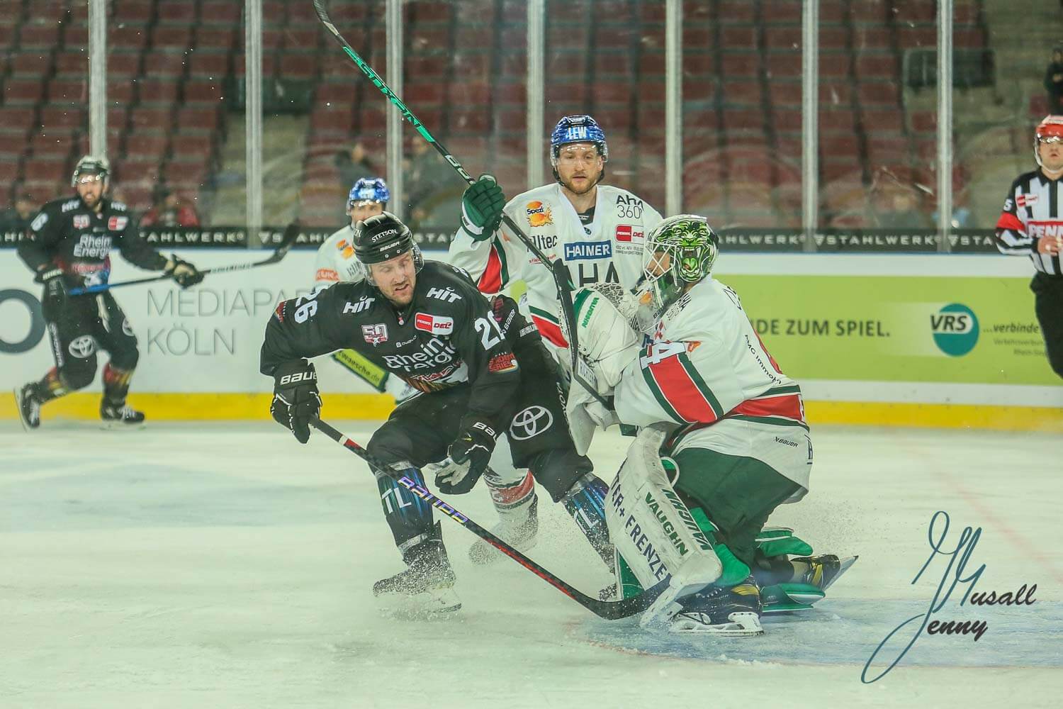 Mark Olver (Koelner Haie) und Dennis Endras (Augsburger Panther) (Foto:Jenny Musall/DeFodi)