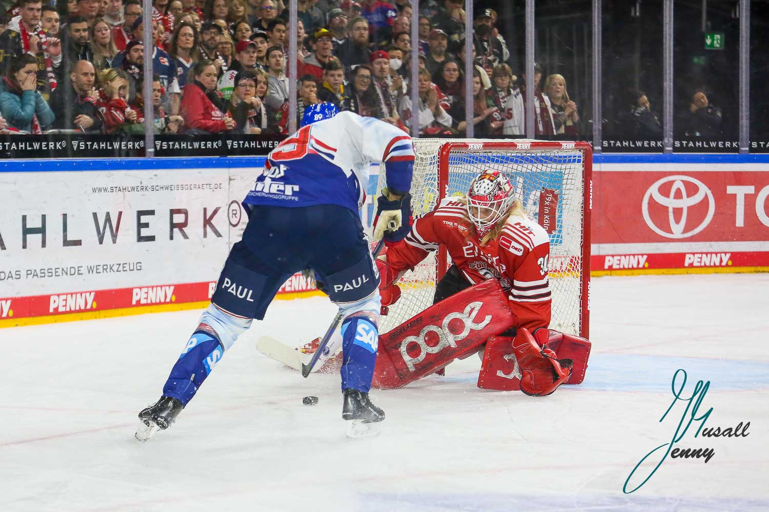 Lean Bergmann (Adler Mannheim) und Mirko Pantkowski (Koelner Haie)