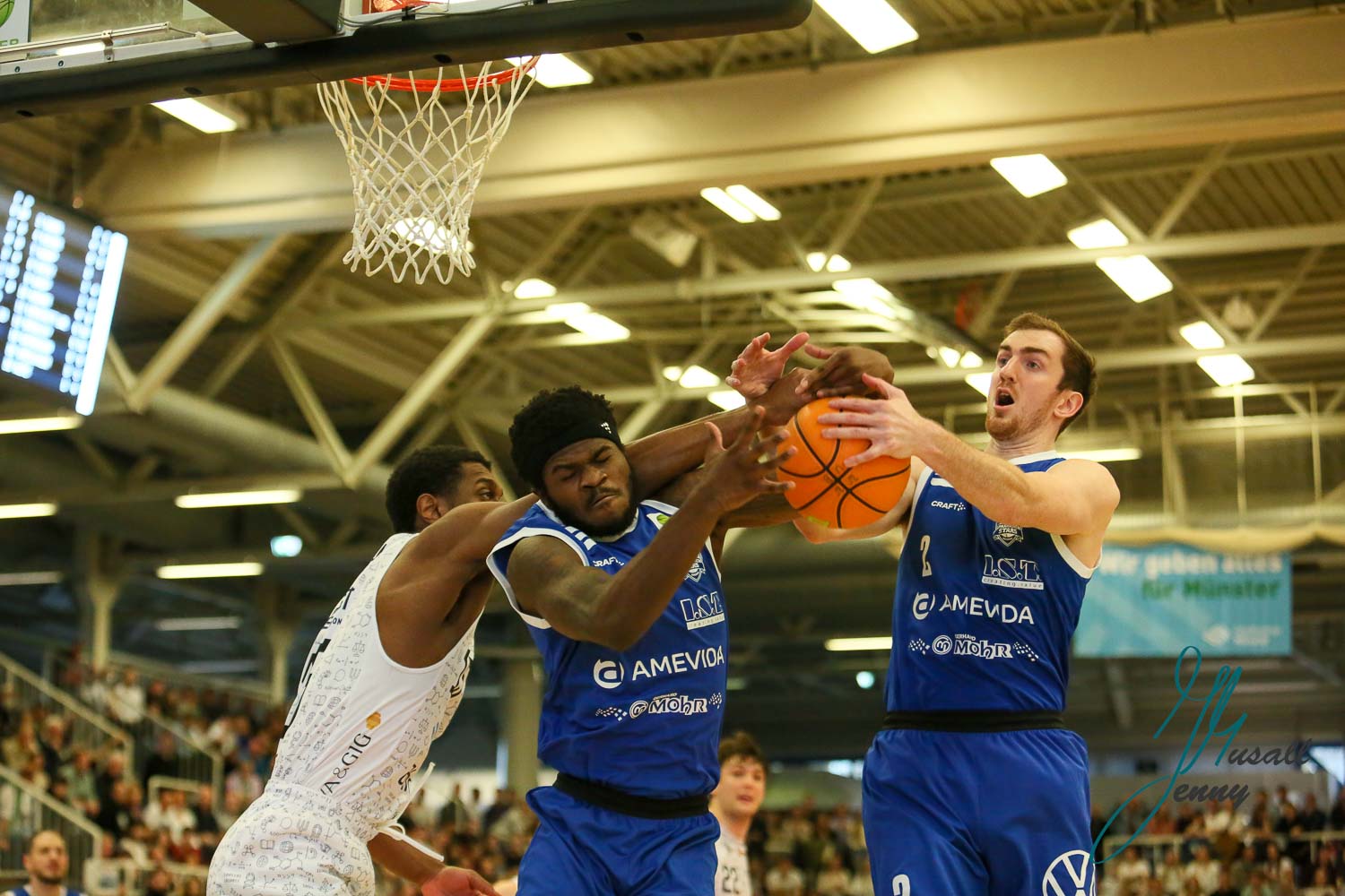 Jordan Terrence Jones (WWU Baskets Muenster), TJ Crockett (VfL SparkassenStars Bochum) und Garrett Matthew Sams (VfL SparkassenStars Bochum)