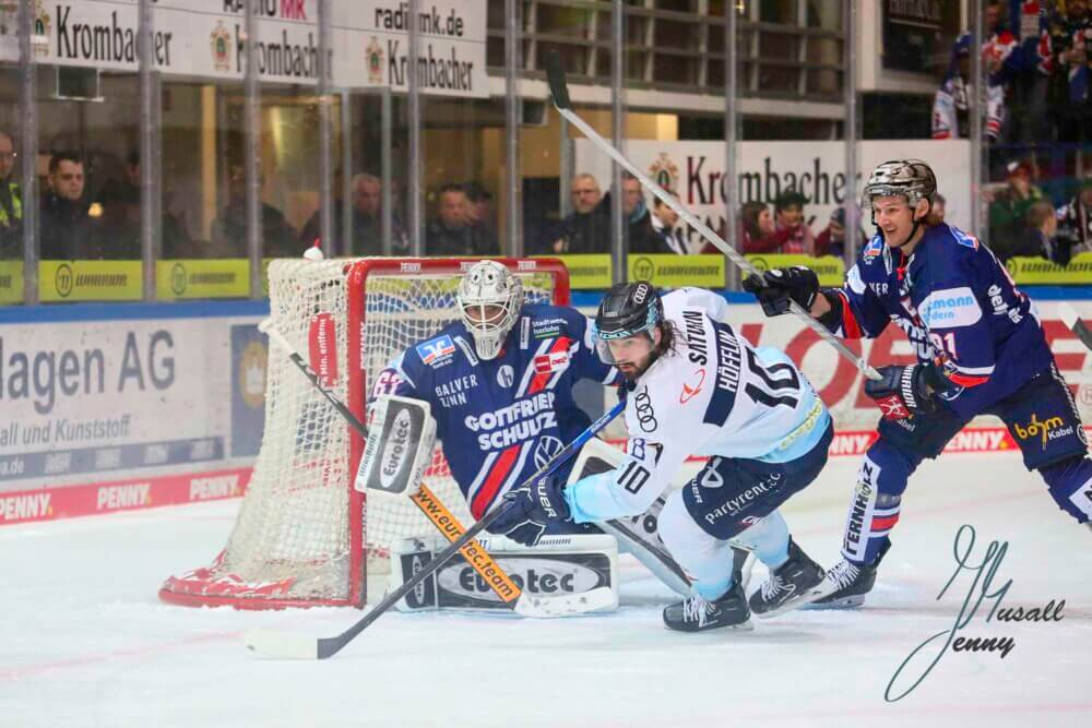 Hannibal Weitzmann (Iserlohn Roosters), Mirko Hoefflin (ERC Ingolstadt) und Torsten Ankert (Iserlohn Roosters)