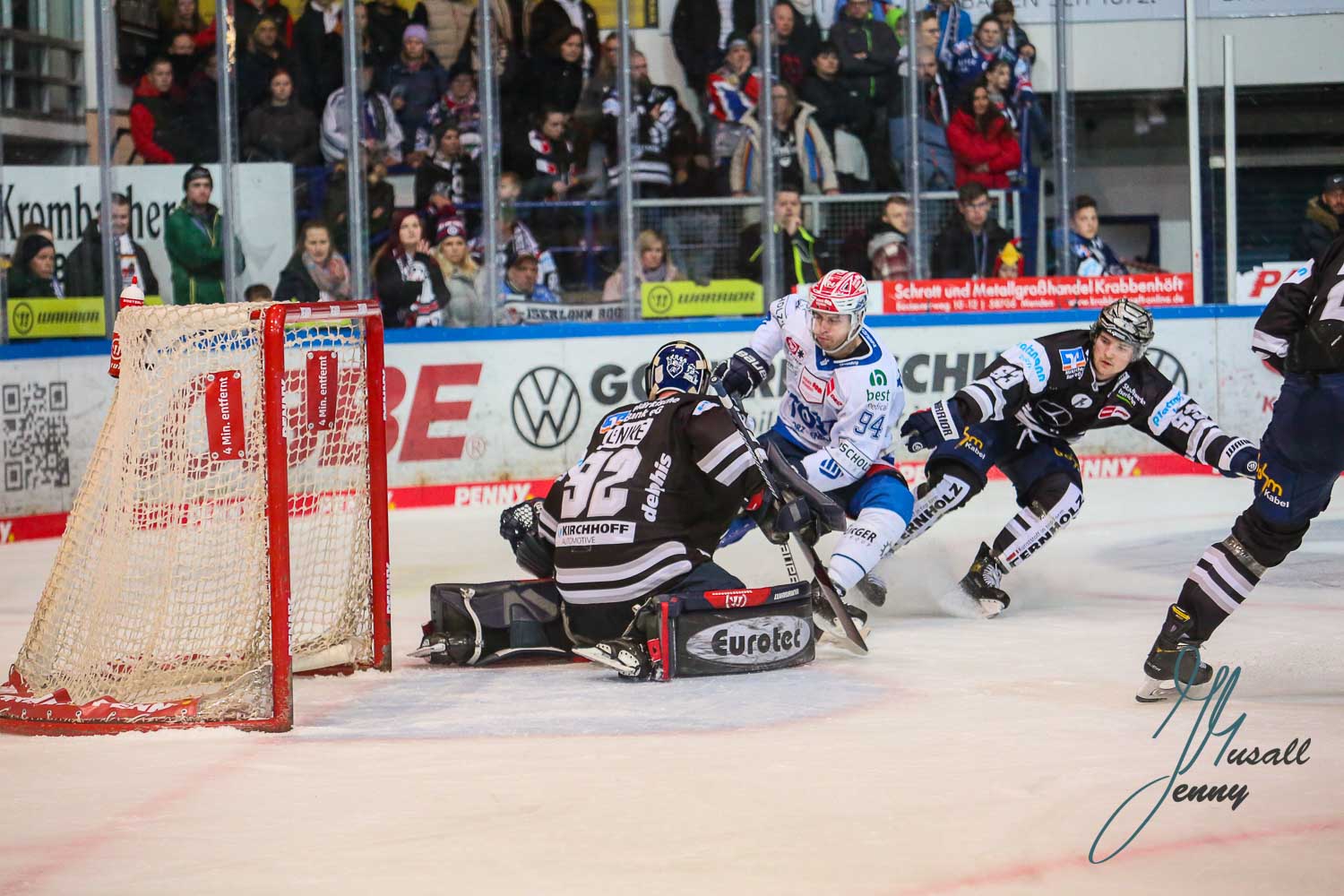 Andreas Jenike (Iserlohn Roosters), Phil Hungerecker (Schwenninger Wild Wings) und Maxim Rausch (Iserlohn Roosters)