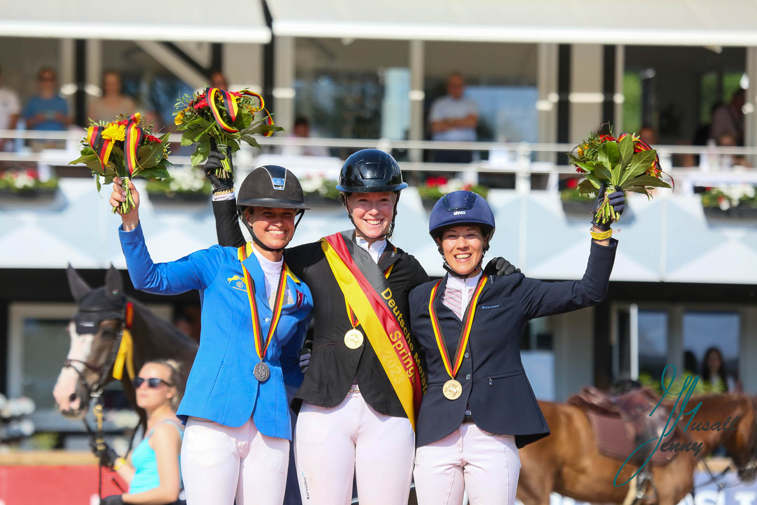 Mylen Kruse, Angelique Rüsen und Mynou Diederichsmeier bei den Deutschen Meisterschaften der Springreiterinnen auf dem Podium ds Longines Balve Optimum 2023