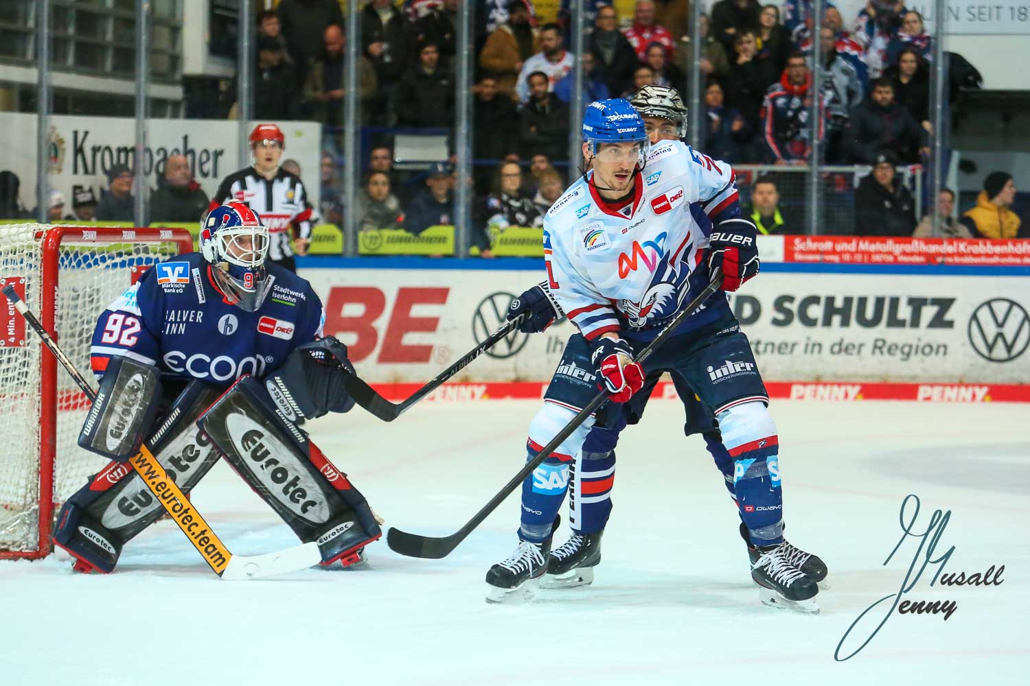 Andreas Jenike (Iserlohn Roosters) und Borna Rendulic (Adler Mannheim) vor dem Tor.