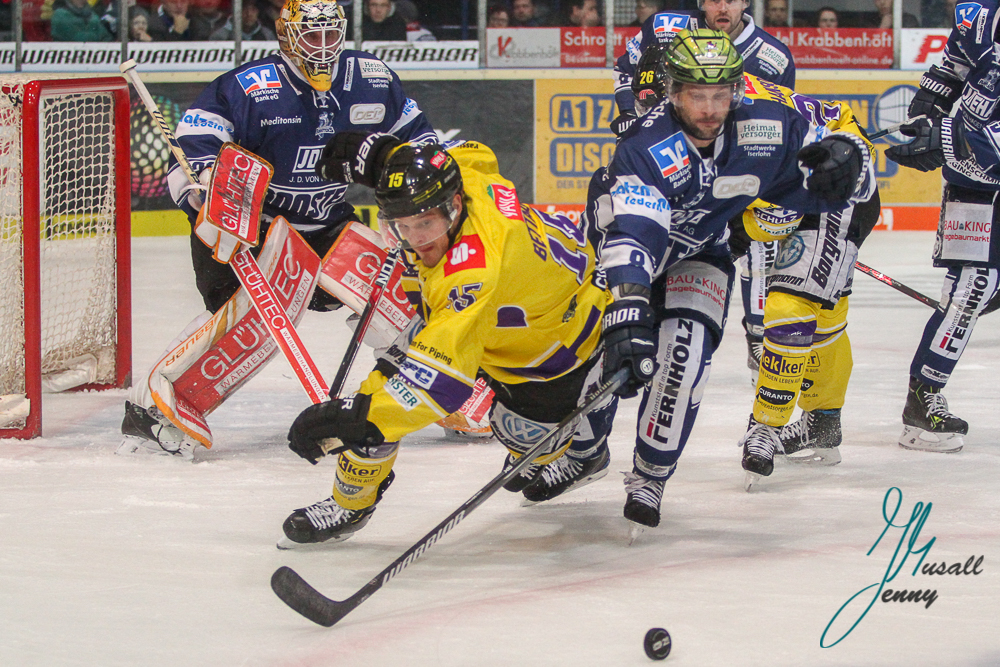 Iserlohn Roosters gegen Krefeld Pinguine am 30.12 2018.