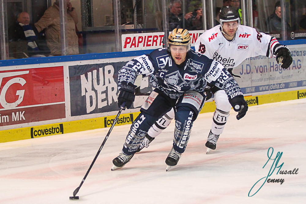 Bobby Raymond (Iserlohn Roosters) gegen Ben Hanowski (Koelner Haie) Iserlohn Roosters gegen Koelner Haie in der Deutschen Eishockey Liga, Iserlohn am 06.12.2019