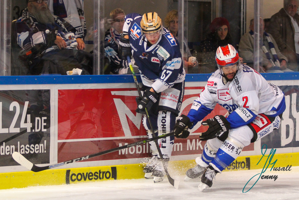 Marko Friedrich (Iserlohn Roosters) gegen Mark Fraser (Schwenninger Wild Wings) Iserlohn Roosters gegen Schwenninger Wild Wings in der Deutschen Eishockey Liga, Iserlohn am 20.08.19