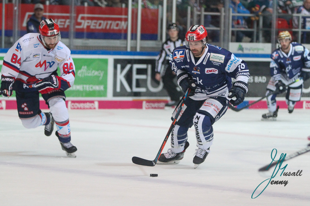 Andrew Desjardins (Adler Mannheim) gegen Mike Halmo (Iserlohn Roosters) Iserlohn Roosters gegen ERC Ingolstadt in der Deutschen Eishockey Liga, Iserlohn am 15.11.2019