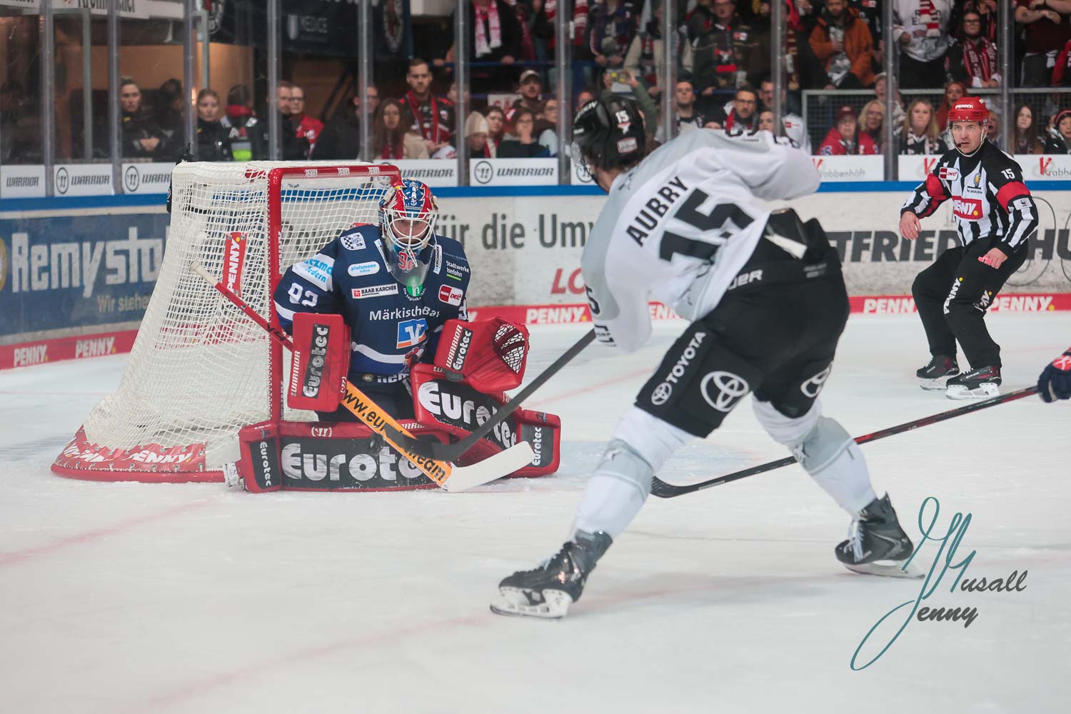 Andreas Jenike (Iserlohn Roosters) im Tor, Louis-Marc Aubry Koelner Haie schiesst
