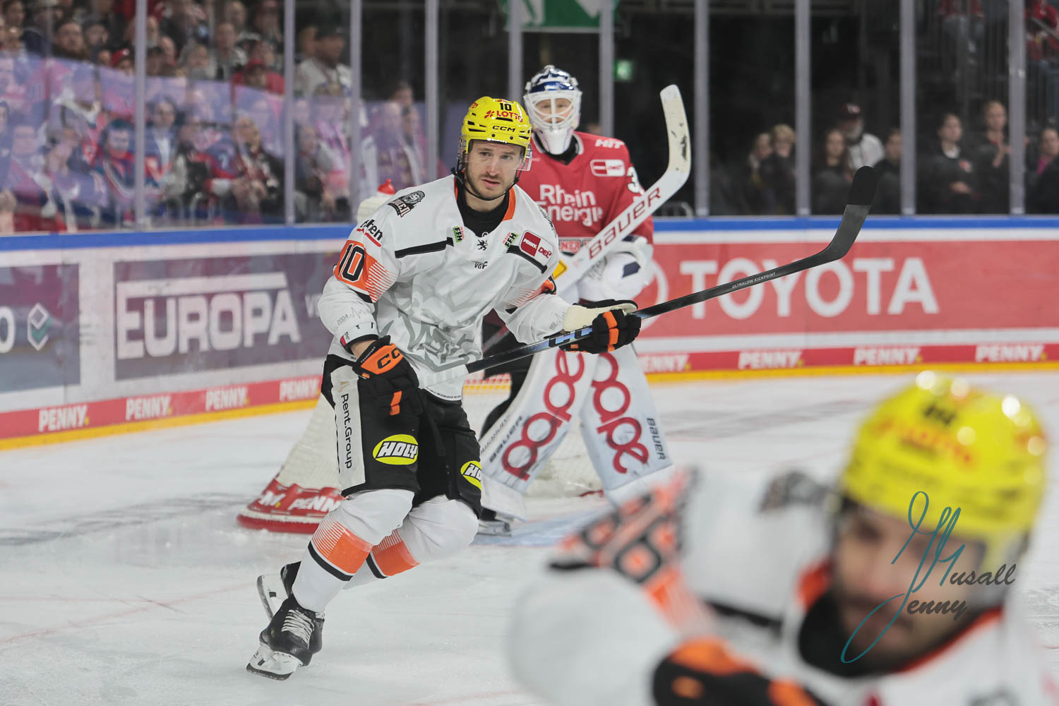 26.10.2025 - Koelner Haie -Loewen Frankfurt, Jakob Lilja (Loewen Frankfurt), Janne Juvonen (Koelner Haie)