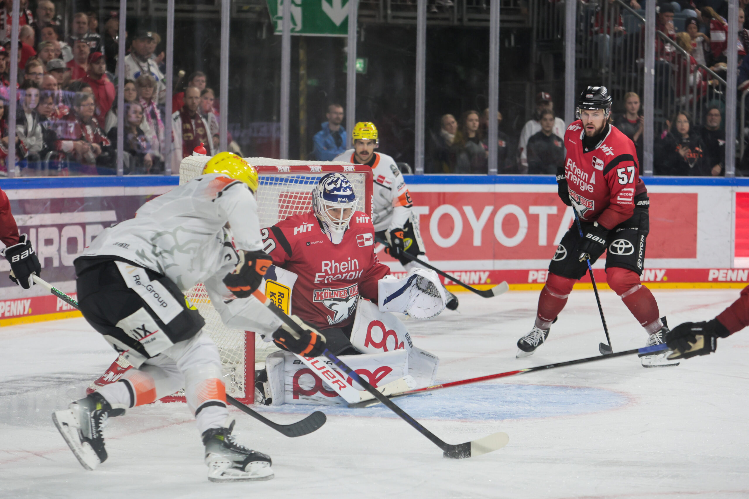 26.10.2025 - Koelner Haie -Loewen Frankfurt, Janne Juvonen (Koelner Haie), Brady Austin (Koelner Haie)