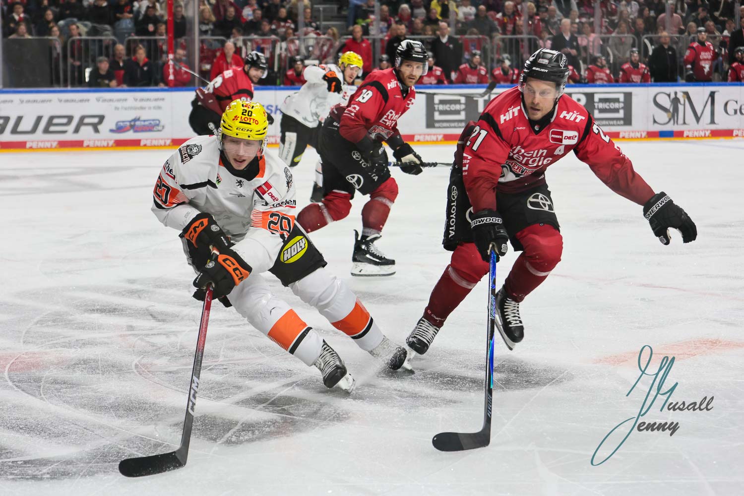 26.10.2025 - Koelner Haie -Loewen Frankfurt, Fabio Kose (Loewen Frankfurt), Juhani Tyrvaeinen (Koelner Haie)