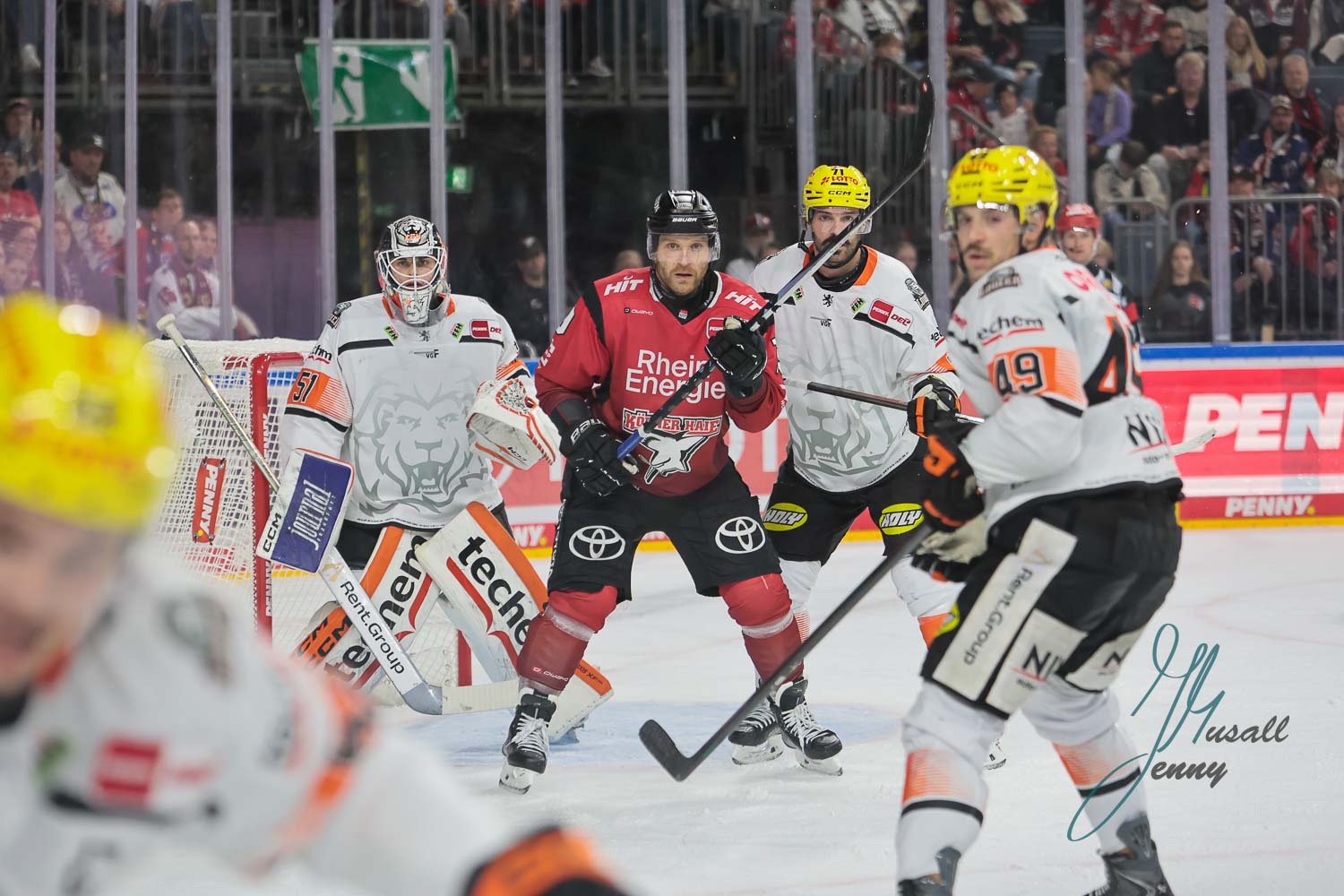 26.10.2025 - Koelner Haie -Loewen Frankfurt, Ryan MacInnis (Koelner Haie), Cameron Brace (Loewen Frankfurt)