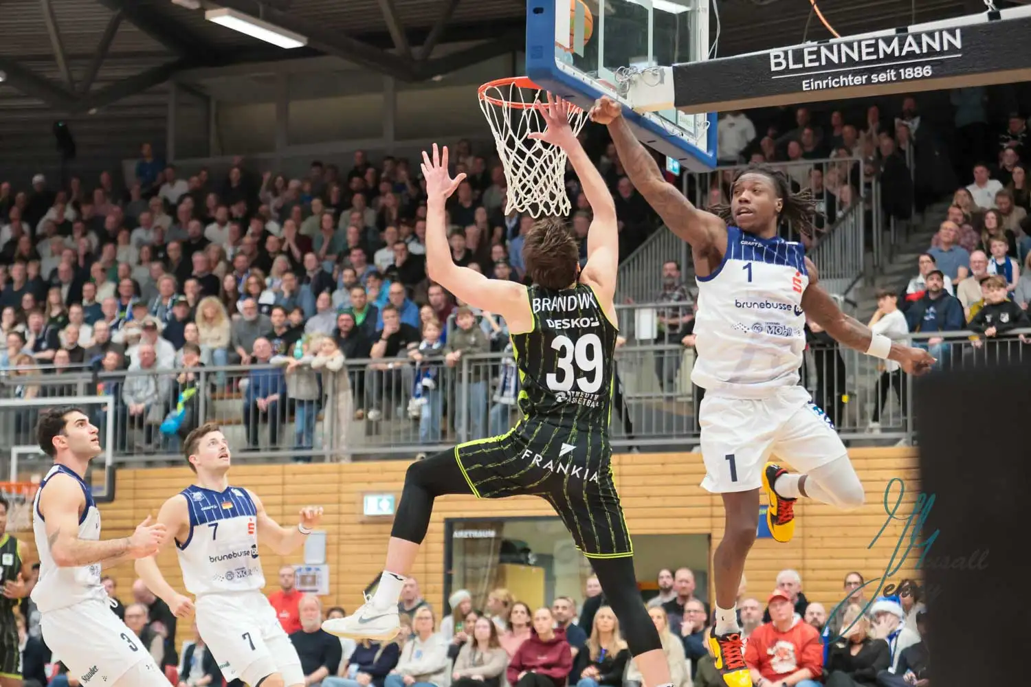 Antonio Williams (VfL SparkassenStars Bochum) unterm Korb gegen Willem Brandwijk (BBC Bayreuth) am 14. Spieltag in der 2. BARMER Basketball Bundesliga ProA am 23.12.2025.