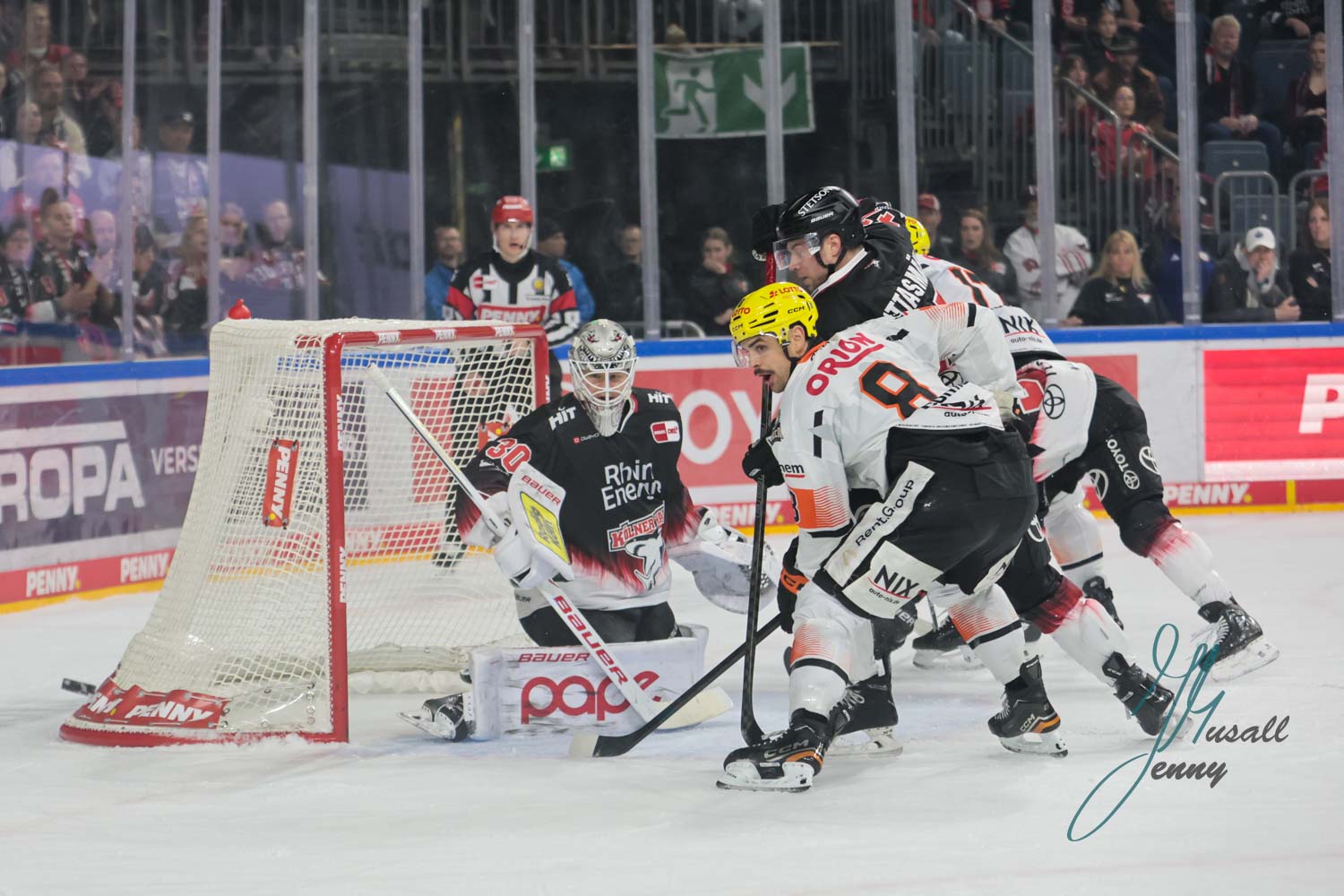 Janne Juvonen (Koelner Haie), Nathan Burns (Loewen Frankfurt) vorm Tor im Spiel der Haie gegen die Löwen am 27.01.2026 (Foto: Jenny Musall)